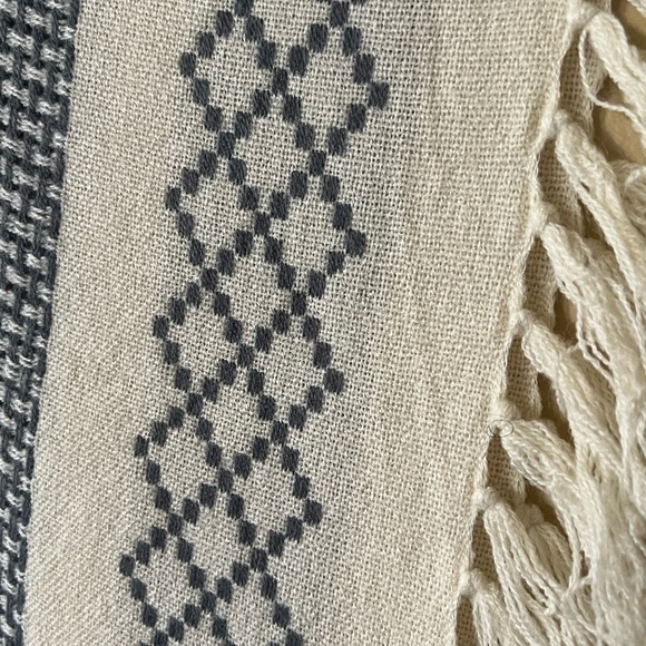 🌸🦩💕 HP🦩🌸💕Free People Gray and Cream Chunky Knit Poncho🌸💕🦩🦩 - Picture 3 of 7